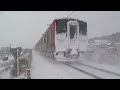 春分も過ぎるも、降雪のしなの鉄道北しなの線を雪煙を上げて走行の、運用変更が行われ、オリジナル塗装と連結して運用に就いた、しなの鉄道115系s7編成「初代jr長野色」など。