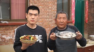 【食味阿远】45块买了点猪大肠，阿远做“回锅肥肠”和凉拌鲫鱼，爷仨吃爽了 | Shi Wei A Yuan