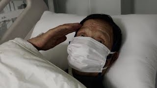Touching Moment｜A salute from an ICU bed at Huoshenshan hospital