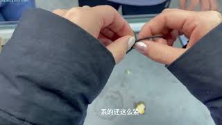 送金手串被怀疑是假货，大哥越想越气，要求火烧验真假