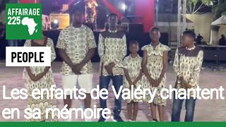 Les enfants de Valery chantent aux funérailles de leur père.