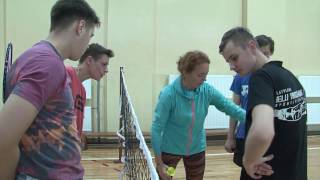 Riebiņu vidusskolā apgūst badmintonu