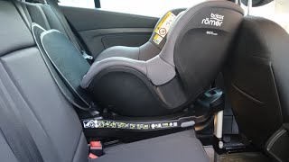 Встановлюю дитяче автокрісло з базою та кріпленням isofix