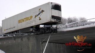 Sattelzug durchbricht Brückengeländer auf der A45 (Lüdenscheid/Meinerzhagen)