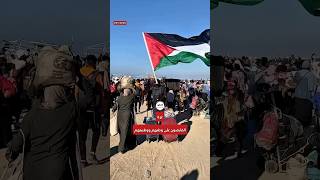 #غزة || النازحون في طريق العودة لشمال القطاع من جنوبه يحرصون على رفع العلم الفلسطيني