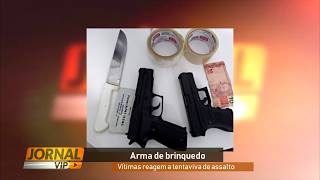 Criminosos tentam assaltar comércio com arma de brinquedo e vítimas reagem