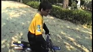 Bambino cade con minimoto