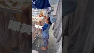 【洗濯物に水をかけないで…】イタズラ 赤ちゃん 1歳9ヶ月 息子 子供 水遊び 【A baby who sprinkles water on the laundry and pranks】