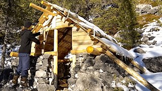 Build a wooden house on the cliff, a winter shelter-My daily life