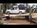 Mobil Hilux Bermuatan Nyaris Masuk Sungai