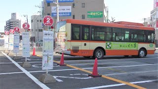 バスがバックするバス停＠伊東駅前