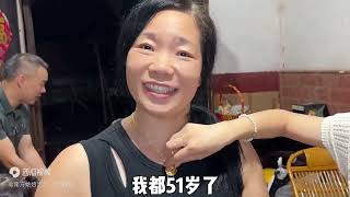 50岁婆婆庆生感动哭了！对儿媳又亲又抱，这样的婆媳真让人羡慕