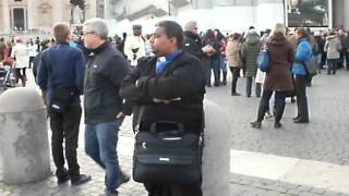 lacrime a Piazza San Pietro per il Papa che lascia in elicottero