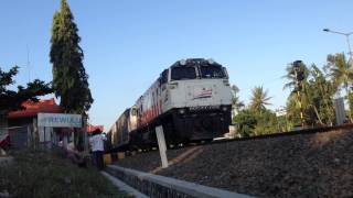 [indonesian railway] General Electric Locomotive CM20EMP CC 206 50 freight train @Rewulu station