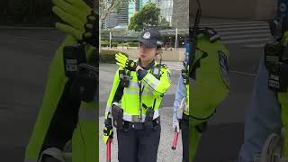 莉莉警官在陆家嘴指导两位徒弟执勤，都是美女 #警察 #police