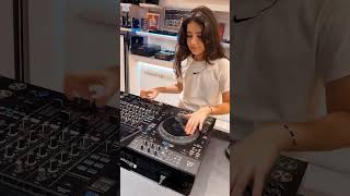 Scratching on new Alpha Theta / Pioneer  XDJ-AZ controller 🔥🔥🔥  #alphatheta #xdjaz #djmichelle