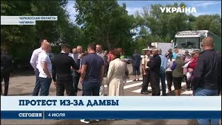 В Черкасской области жители Чигирина заблокировали движение грузовиков