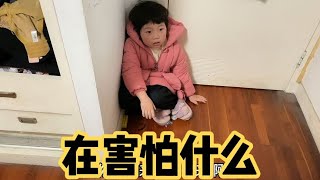 妹妹害怕不想去上学，知道其原因后，爸爸耐心鼓励教导，敞开心菲