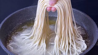 Put the noodles into the hot oil pan, and it will become delicious in an instant