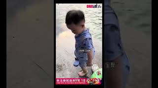 玩水时千万不要忘记尿不湿 XD #shorts #搞笑 #funny #万万没想到 #萌宝 #人类幼崽 #baby