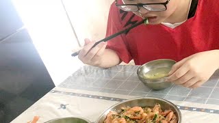 蒜蓉虾，清炒豆角，再来一个韭菜鸡蛋汤， 午饭做好了！