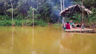 hujan deras di atas rakit, mancing ikan di sungai kalimantan, santai sore goreng singkong \u0026 sukun