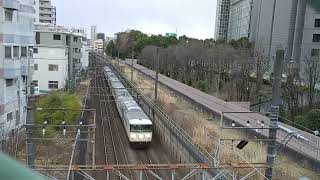 「首都圏最後の国鉄形特急車両『185系』夕闇の新金線も走行！新宿発両国行きぐる〜り首都圏大回り」ツアーを北府中で見学(23/02/26)