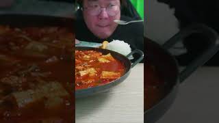 초겨울에는 뜨끈하게 끓인 두부찌개로 몸을 녹여주세요