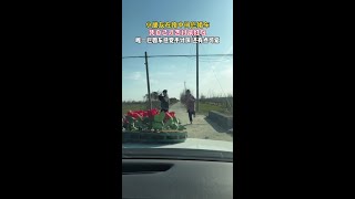 两个小朋友路中间跳舞“拦婚车”，这才是凭才艺要红包，网友：金童玉女拦婚车，来年生个双胞胎