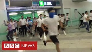 Grupo armado com porretes ataca manifestantes em Hong Kong