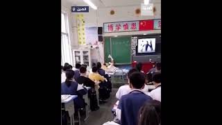 معلمة صينية تذهب للمدرسة على سرير متحرك لإنهاء المنهج للطلاب