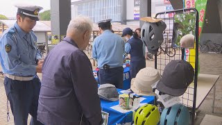 努力義務化もヘルメットの着用率は低迷　警察官が自転車販売店で啓発活動　岡山・倉敷警察署