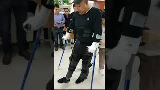 歩行支援ロボットで再び歩けるようになりました！ Walking with Robotic Exoskeleton！#Shorts