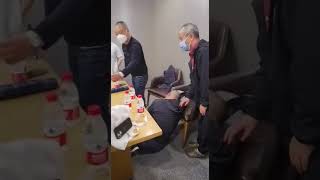 11月3日深圳，平安理财，无良银行发行多个产品出问题不兑付客户，导致客户气的直接昏倒在银行会议室。