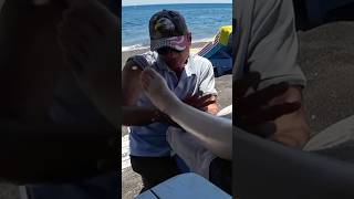 Masaje de pies en una playa de Grecia 🇬🇷 #relax #beach #massage #masaje #short #santorini