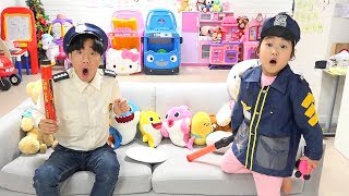 보람이와 코난의 상어가족 젤리 막대사탕 숨바꼭질 놀이 hide and seek with Baby Shark Stick Candy