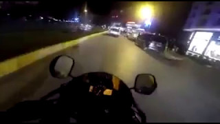 Trafikde kendini sıkıştıran adamın ağzına uçan tekme atan motorcu