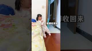 哥哥对妹妹有多宠？假装绊倒只为哄妹妹开心#兄妹 #兄妹日常  #温馨  #哥哥带娃 #funny #cute #baby