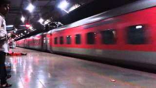 Indian Railways - 12454 New Delhi-Ranchi Rajdhani Express Crossing Mirzapur !!