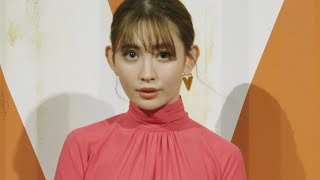 小嶋陽菜、美背中ちらり　ルイ・ヴィトンコーデでキュートに