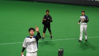 ＜2019.9.15ソフトバンク戦＞ヒーローインタビューを終え、ファンの声援に応える清水優心と清宮幸太郎の仲良しコンビ