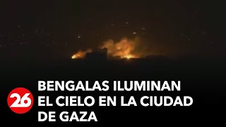 Bengalas iluminan el cielo en la ciudad de Gaza