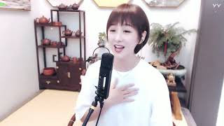 梁红一首经典怀旧金曲《轻轻的告诉你》，歌声甜美，太好听了！