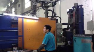 Die casting machine making aluminum pot