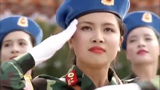 经典俄语歌曲《穿制服的女兵》，感受各国女兵的魅力，英姿飒爽