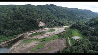 山形県西川町大井沢の所にある『二ッ掛、古里の碑』の前の寒河江川を空撮　その２