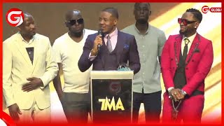 ALIKIBA ALIVYOSINDIKIZWA na MWIJAKU KUCHUKUA TUZO YAKE ALIYOSHINDA ya WIMBO BORA wa MWAKA...