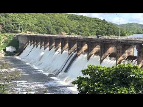 BARRAGEM DE QUIXERAMOBIM CONTINUA SANGRANDO - YouTube