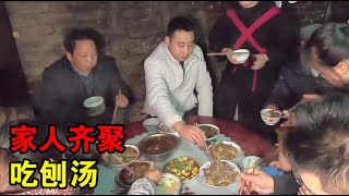 爷爷家杀猪吃刨汤，阿斌亲戚们齐聚一堂，房外大雪屋热闹温馨【嘉绒阿斌】