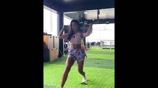 Vania Bludau realizando su rutina de entrenamiento en FIT 21